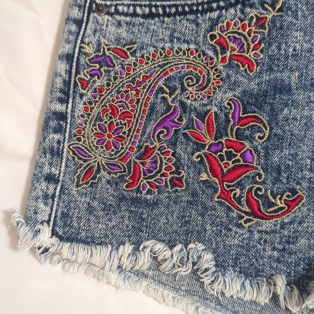 BDG Freja Embellished Mid-Rise Denim Cutoff Short, Color Bandana Wash Size 27 - Picture 9 of 16
